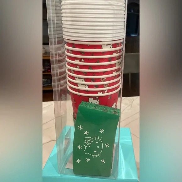 Hello Kitty Hot Xmas Cup Set with Lids NWT - Picture 2 of 3